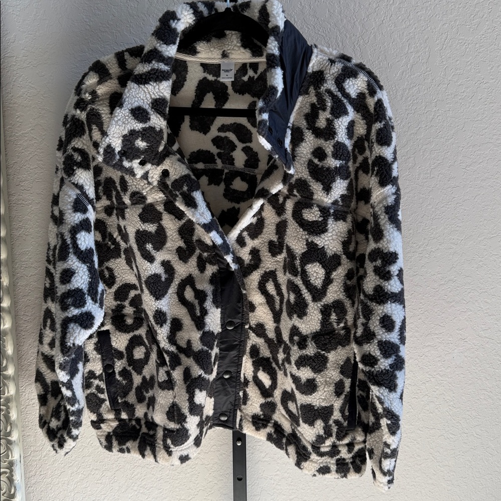 NWOT Old Navy leopard print sherpa jacket cream & gray size XL